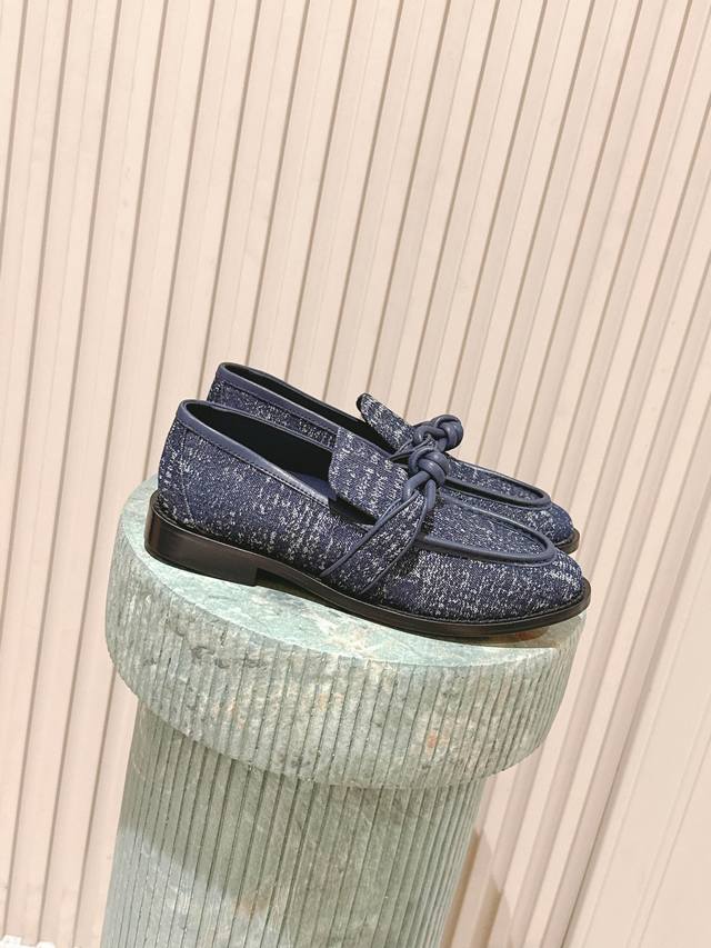 Top version: Bottega Venet* leather buckle, women's Astaire loafers in the lates