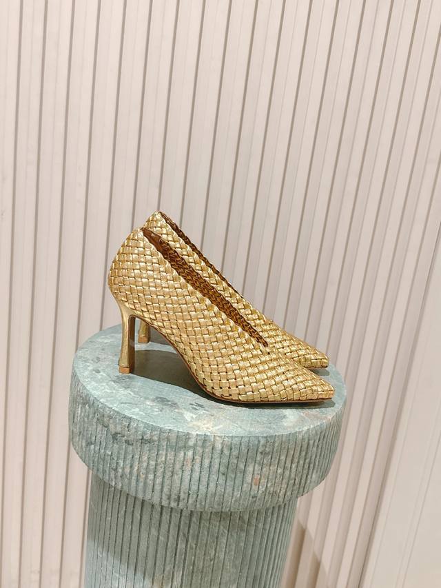 Top version: Weaving: One-piece hand-woven seamless Bv Sofia flat-soled hand-wov