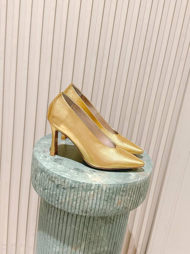 Top version: Sheepskin surface: one-piece hand-woven seamless Bv Sofia flat-sole