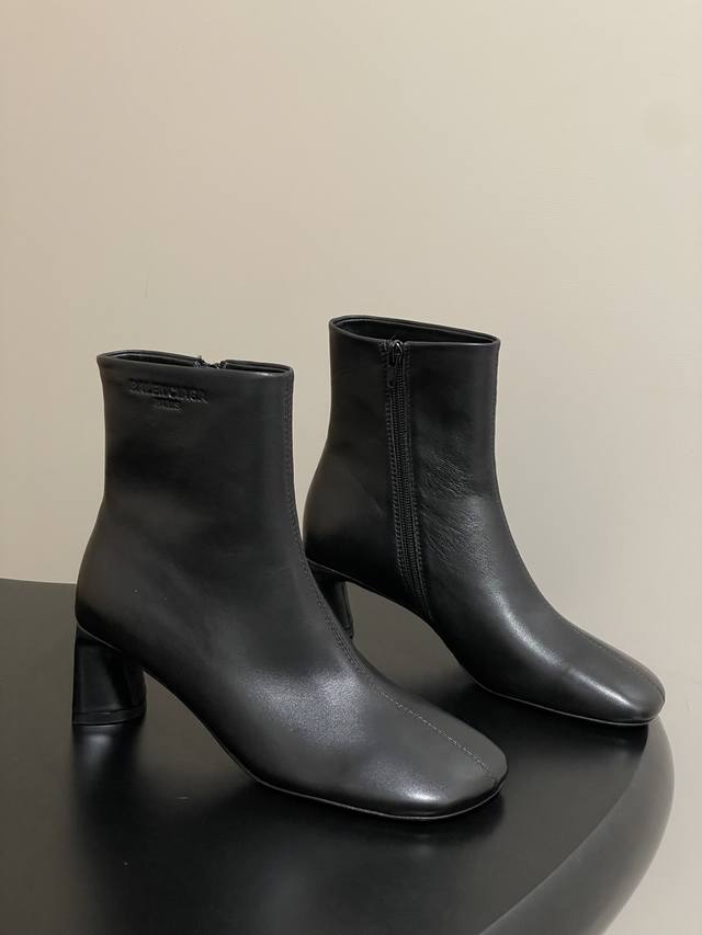 25S Fall/Winter new Balenciaga runway-style square-toed ankle boots, a blockbust