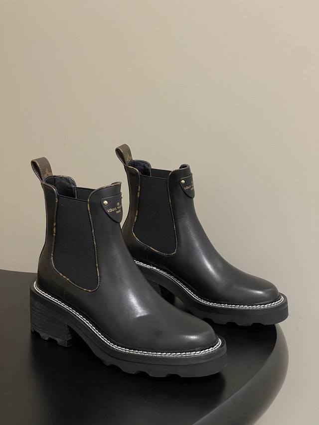 A classic fall/winter Louis Vuitton LV Beaubourg ankle boots with elasticated tr