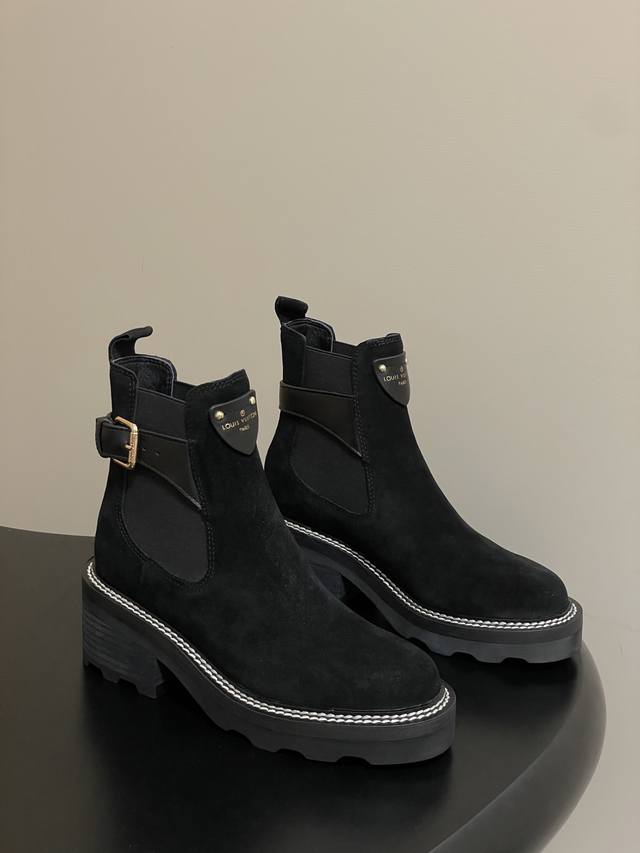 A classic fall/winter Louis Vuitton Lv Beaubourg ankle boot with buckle and thic