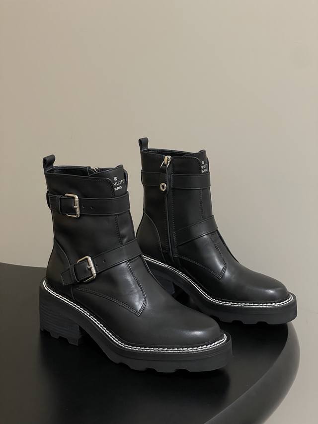 A classic fall/winter Louis Vuitton Lv Beaubourg ankle boot with buckle and thic
