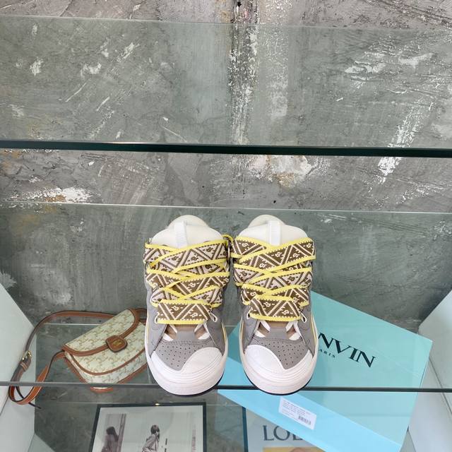 A couple's pair of top-tier Lanvin loafers, a hot item on Instagram and Xiaohon