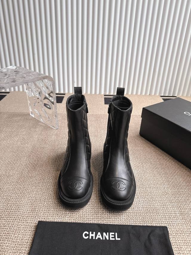 Top-of-the-line edition Chanel 25Ss Paris runway hit boots for fall/winter . A