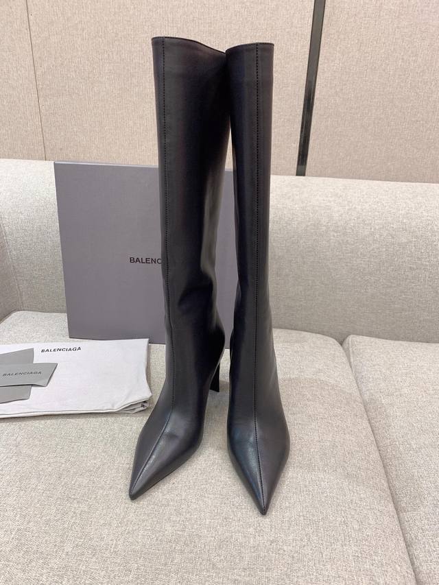 Short boots and long boots Balenciag*'s new pointed toe boots are super stable!