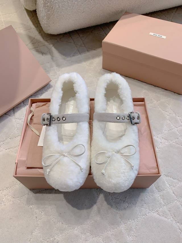 Factory price p Miu autumn and winter new fur flat shoes are cute, practical an