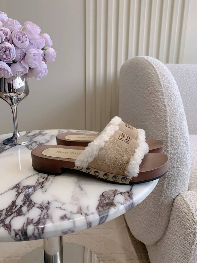 Closed-toe slippers. Miu's new suede and wool slippers are a new trend. Miu's M