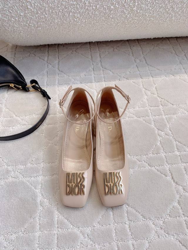 Factory price p Dio* New patent leather chunky-heeled Mary Jane shoes. A stunni