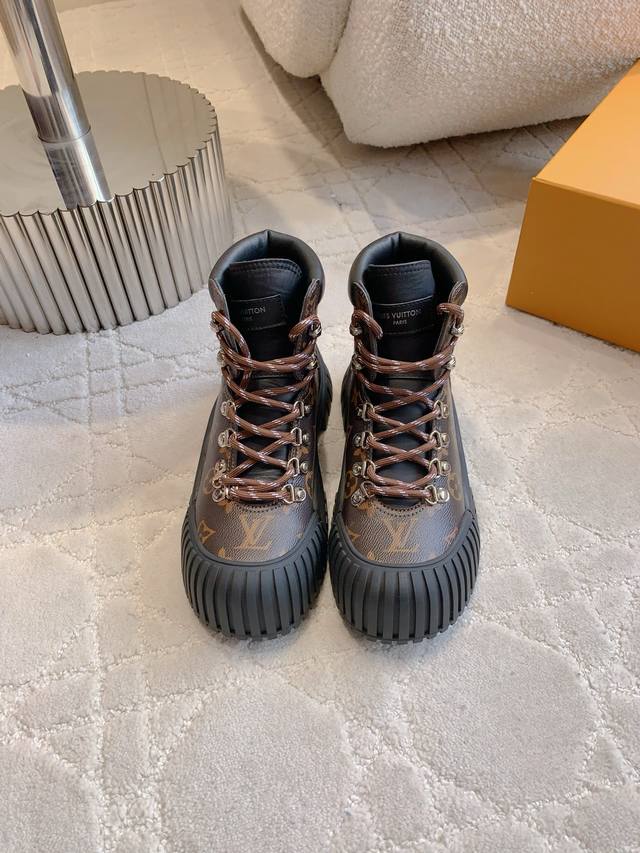 Factory Price: p Louis Vuitt* Classic Shell Toe Ankle Boots. Cool silhouette wi