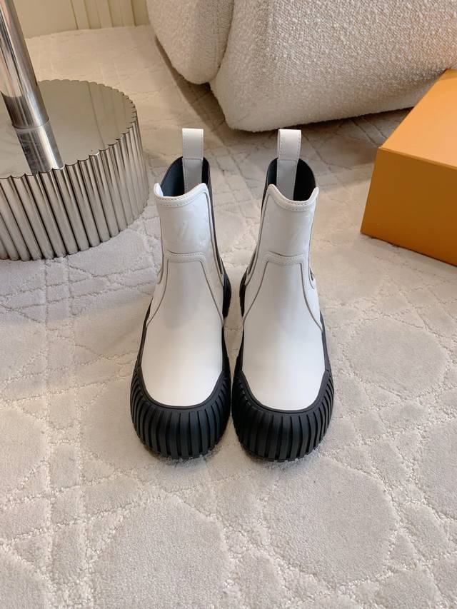 Factory Price: p Louis Vuitt* Classic Shell Toe Ankle Boots. Cool silhouette wi