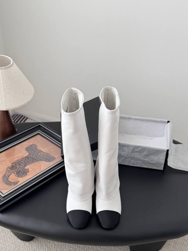 Chanel 25K new chain rider boots A timeless classic and a perennial wardrobe sta