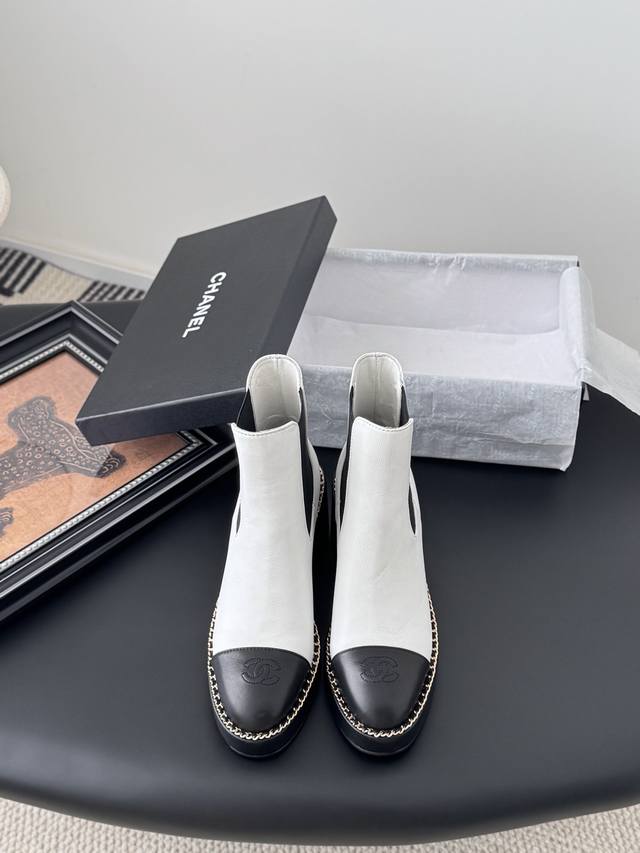 Chanel 25K autumn and winter new chain Martin short boots This latest pair of bo