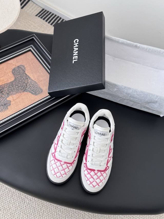 New outsole Chanel's latest diamond-patterned baseball shoes! The upper feature