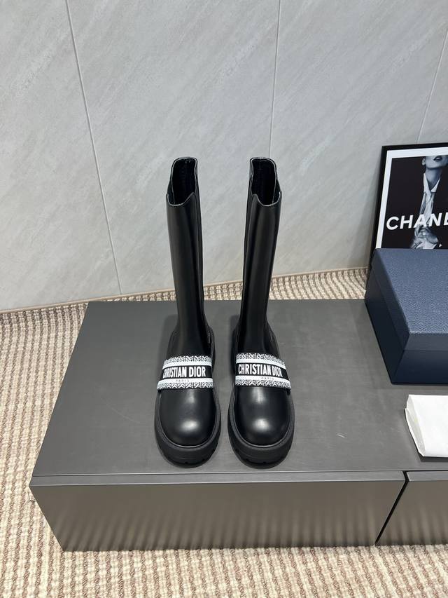 Factory: Exclusive top version of mid-boots Dior 2025Vs early autumn hit D-Major