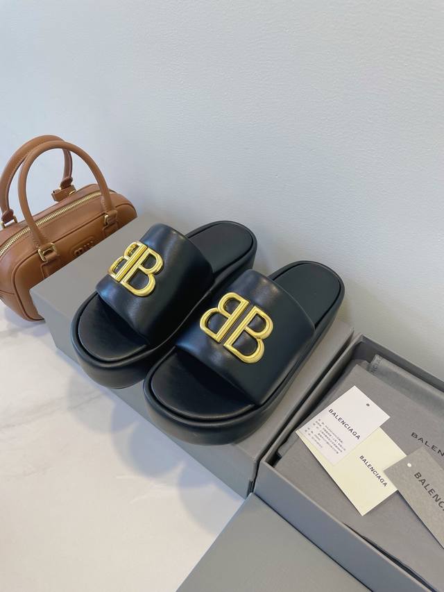 Balenciaga classic elements fresh flats with an uninhibited feel2025 everyday ve