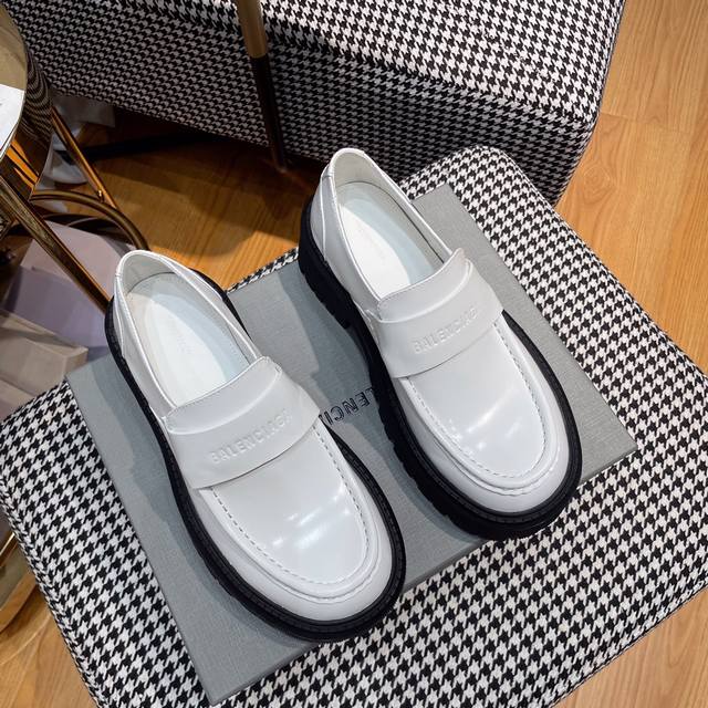Balenciaga's plain and fresh loafers have an uninhibited feel. Everyday versati