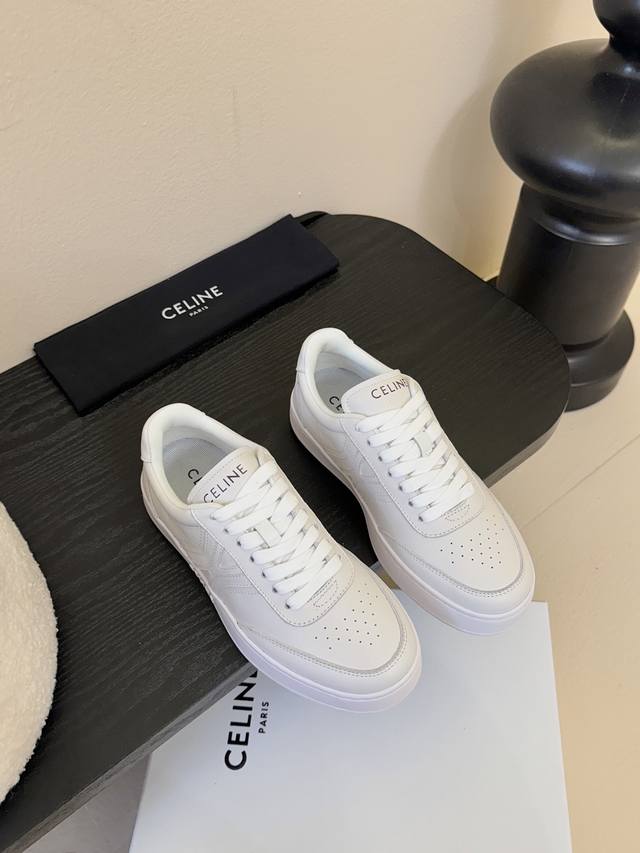 Celine Celine Runner Cr-03 sneakers are decorated with the Celine logo on the to