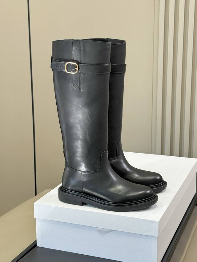 Celine's new Fall/Winter Arc de Triomphe boots. These boots are just below the k