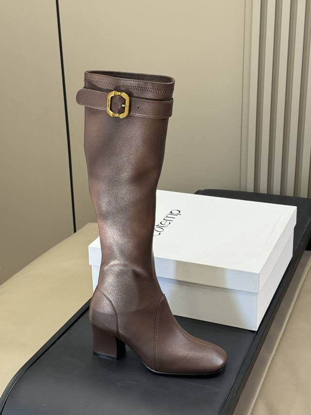 Miu's boots evolve every season. This season, their functionality is interprete