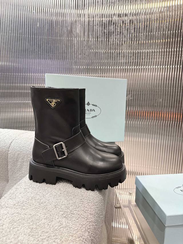 Prada's latest 2025 slip-on shoes are original 1:1 custom made and worn by many