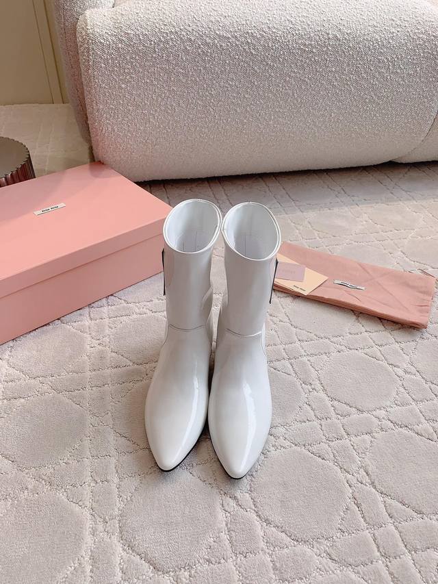 Factory price p Miu's new patent leather ankle boots are super soft and comfort