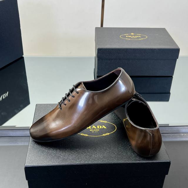 Top version Prada 2025 latest fashion show men's boutique slippers, mules and ha