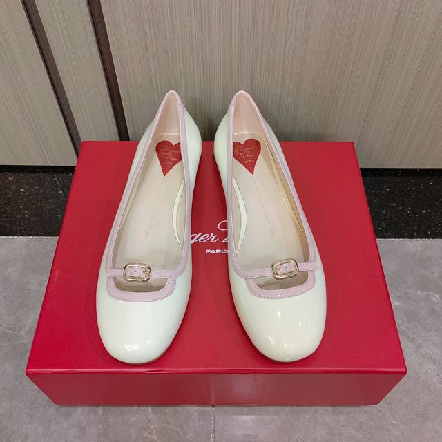 Top-of-the-line version Roger Vivie* RV new round-toe shoes Patent leather small