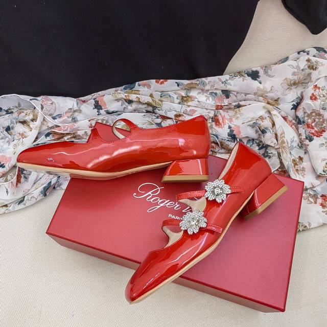 Ronger Vivier . Stars like Josie Ho and others share this style! A dream shoe f