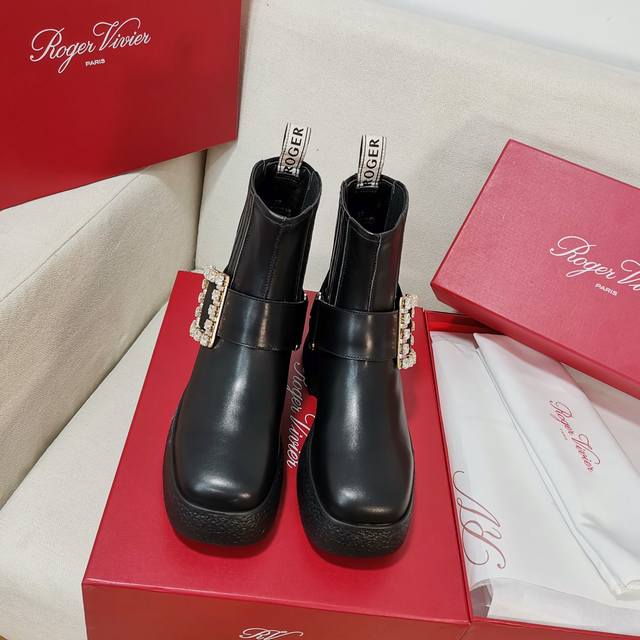 Rv25 New autumn and winter ankle boots. Practical and stylish, these boots are a