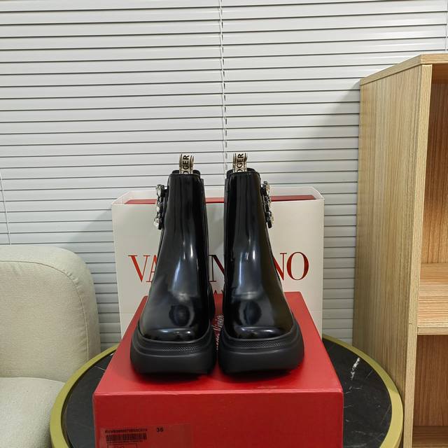 Single shoes and boots Roger Vivierrv's new thick-soled diamond-buckled loafers