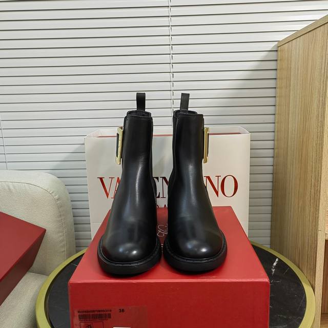 Single Shoes and BootsRoger Vivie*Rv's new diamond-buckle ankle boots with metal