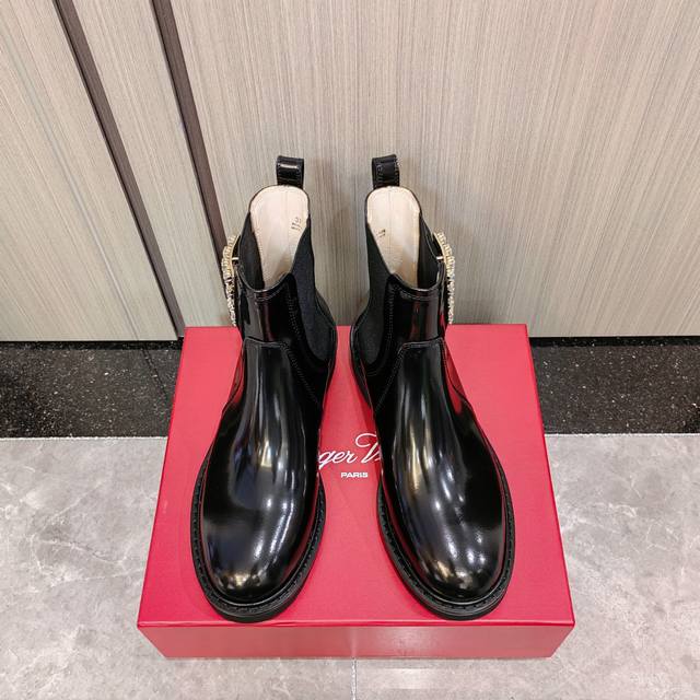 Rv's fall/winter collection looks stunning this season. The minimalist silhouett