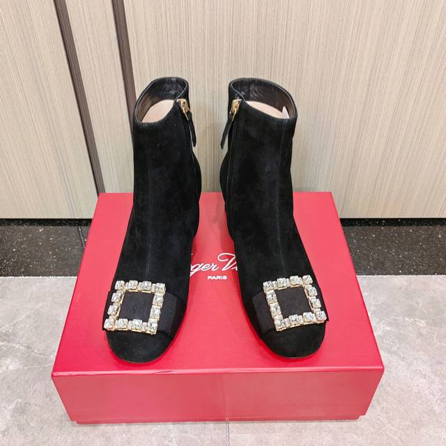 Rv Fw25 Viv Canard's new ankle bootsIt's boot season again! They're refined and