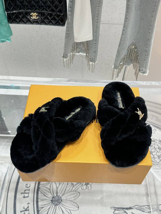 Top-notch launch of Donkey's classic diamond-shaped wool slippersA must-have fo