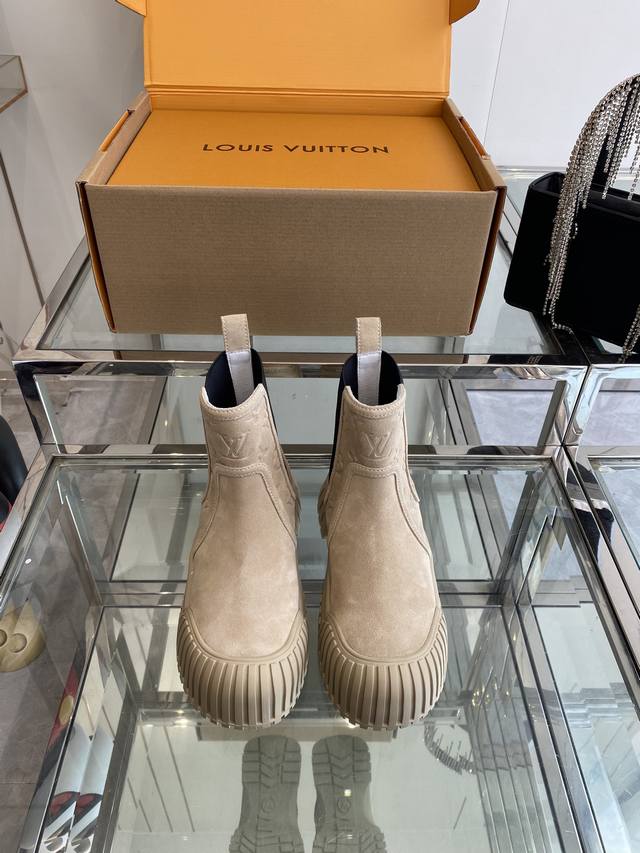 Top-tier influencer and celebrity runway style, these big-toe Martin boots. A v