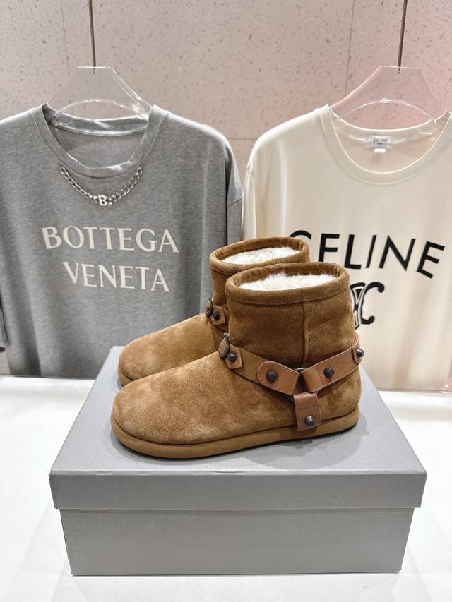 Balenciaga's new wide-toe snow boots, couple's shoes, and lambswool ski boots.