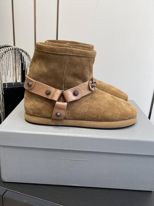 Balenciaga's new wide-toe snow boots, couple's shoes, and lambswool ski boots.