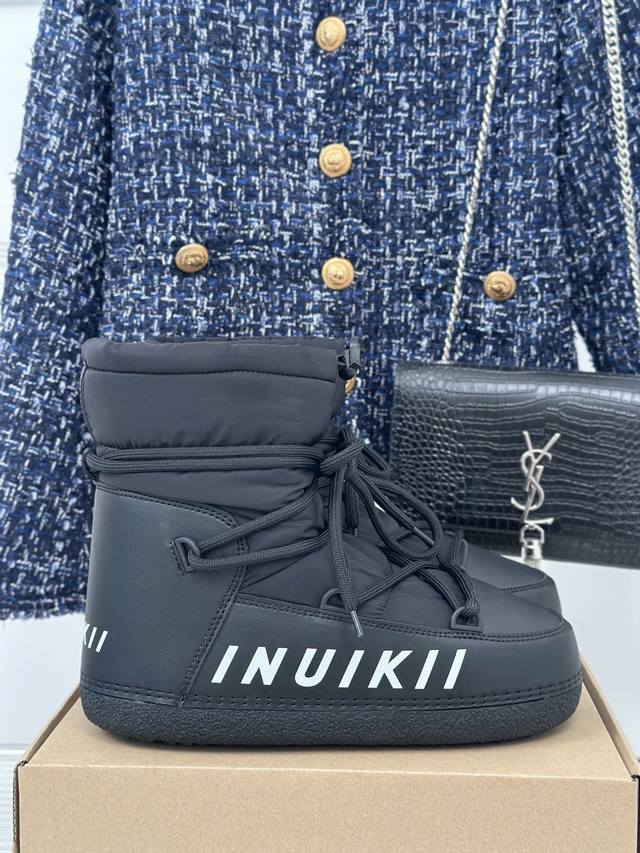 Trendy autumn and winter show down boots and ski boots, the same style as major