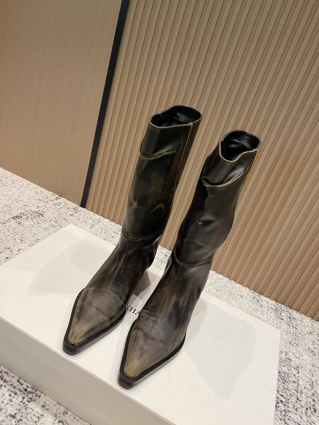 Top version: Niche fashion brand Khaite's latest autumn and winter retro pointed