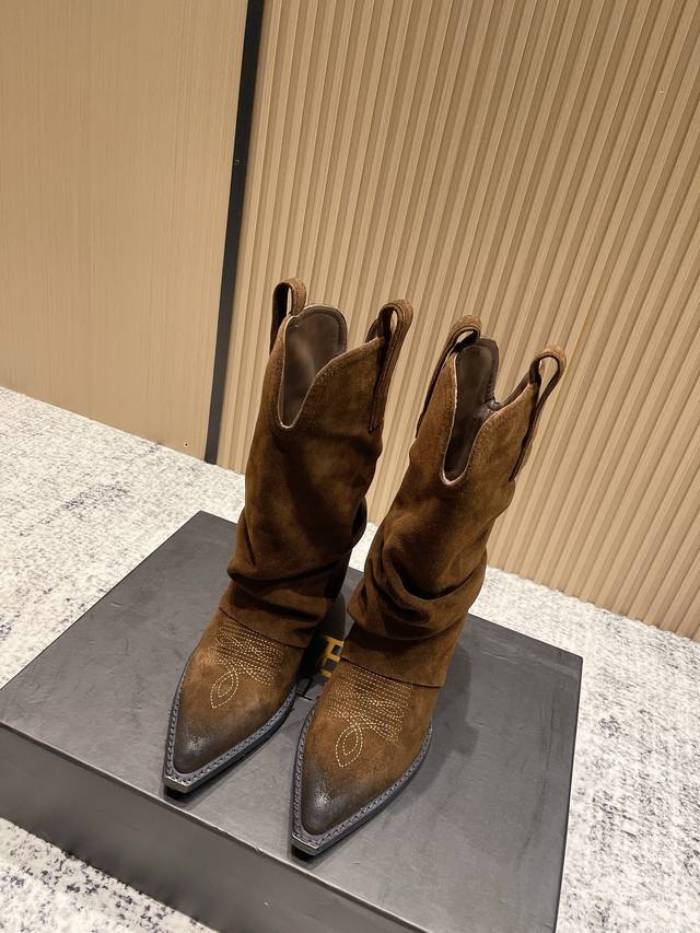 Top version: R132025 autumn and winter new pile boots are coming. A brand with