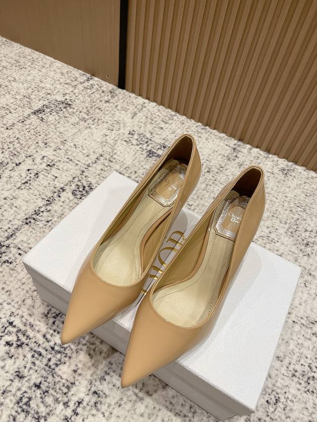 Top version: Dior's eternal classic pointed high heels and stilettosContinuing t