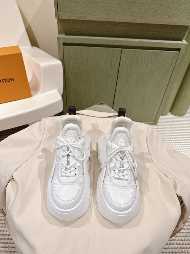 224 Lv Cruise Archlight 2.0 women's shoes. These runway-ready shoes feature a fu