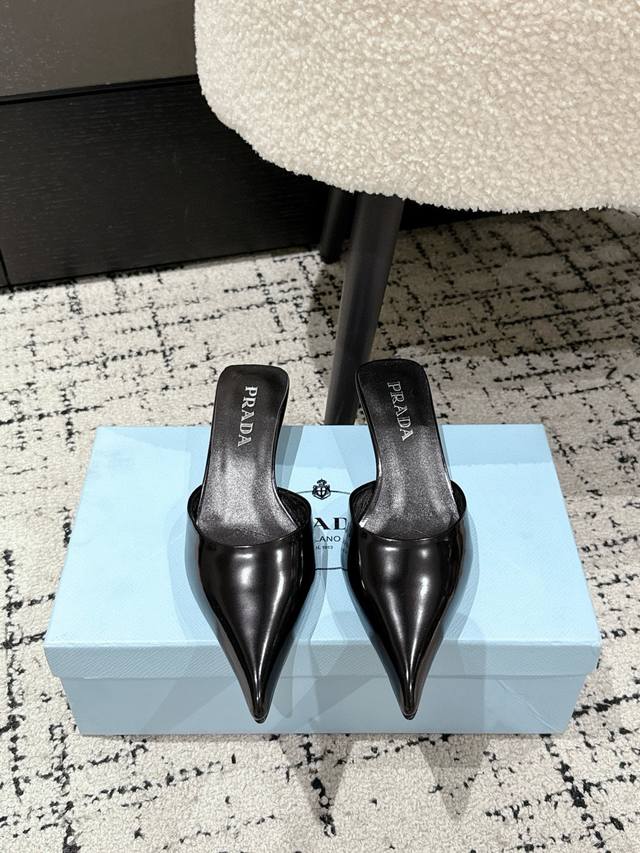 Prada 25 catwalk-style satin pointed-toe triangle heels . French retro eleganc
