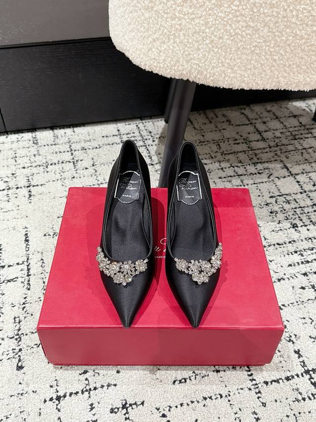 Roger Vivier 25 Ss Rv new satin rhinestone half-slippers The satin is paired wit