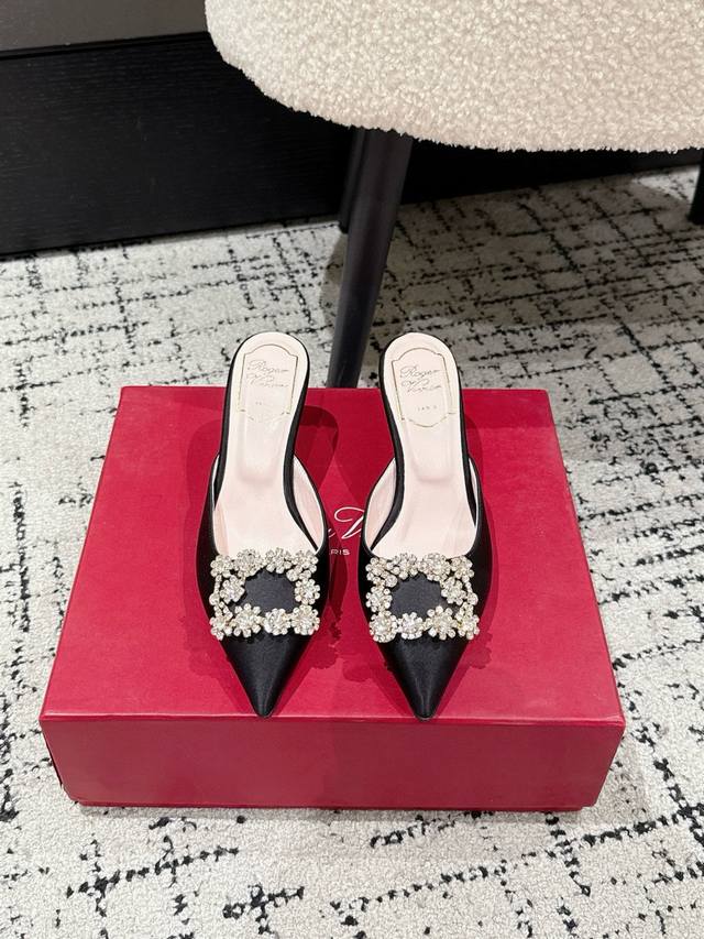 Roger Vivier 25 Ss Rv new satin rhinestone half-slippers . The satin surface is