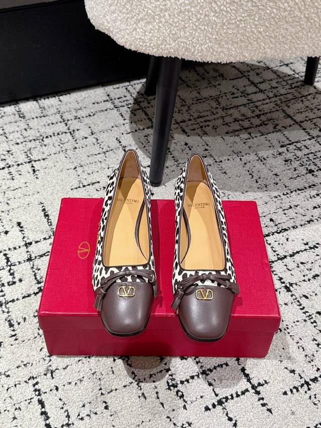 Valentino 25 Fall/Winter New Bow Colorblock Shoes . This upgraded Valentino cla