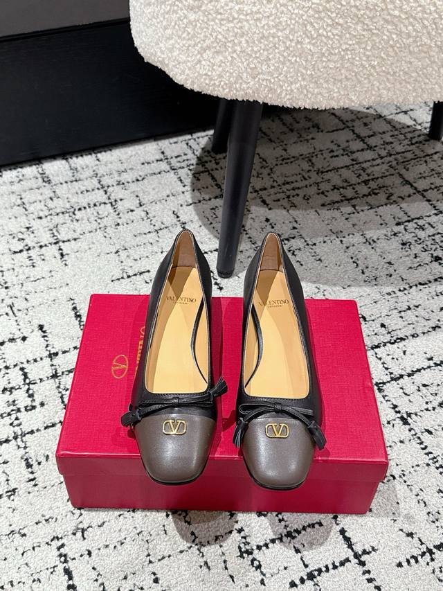 Valentino 25 Fall/Winter New Bow Colorblock Shoes . This upgraded Valentino cla