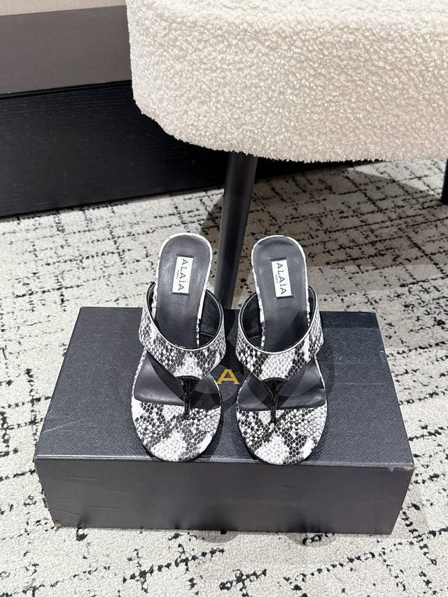 Alaia 25 Fall/Winter New Alaia Thong Flip Flops . The ultra-chic design exudes