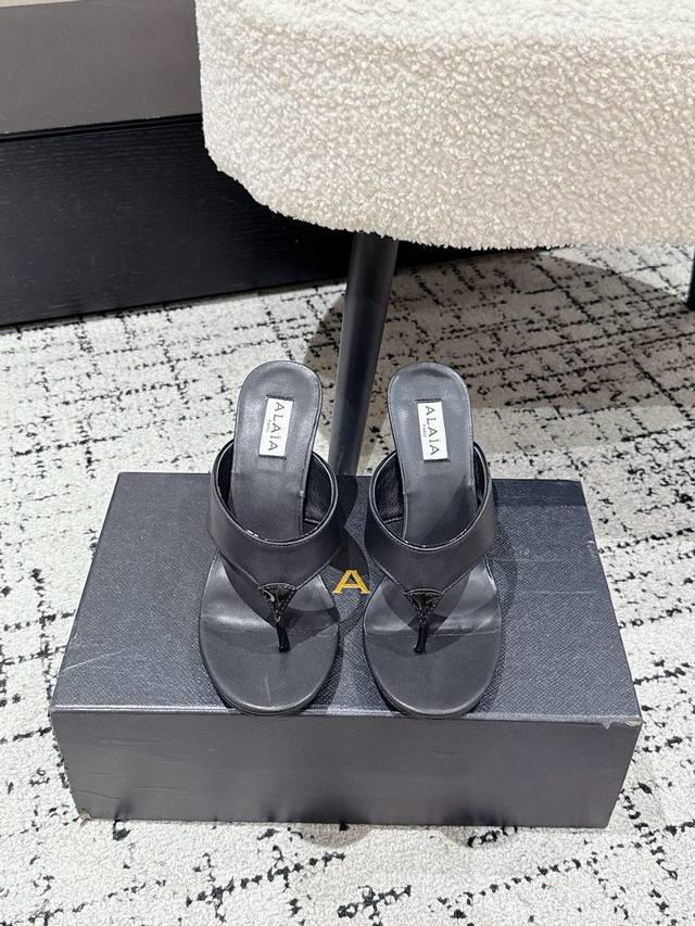 Alaia 25 Fall/Winter New Alaia Thong Flip Flops . The ultra-chic design exudes